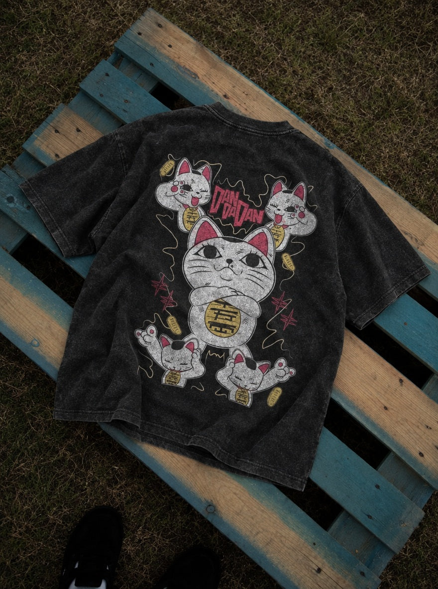 Lucky Cat Granny – T-Shirt – flat-lay | Dandadan