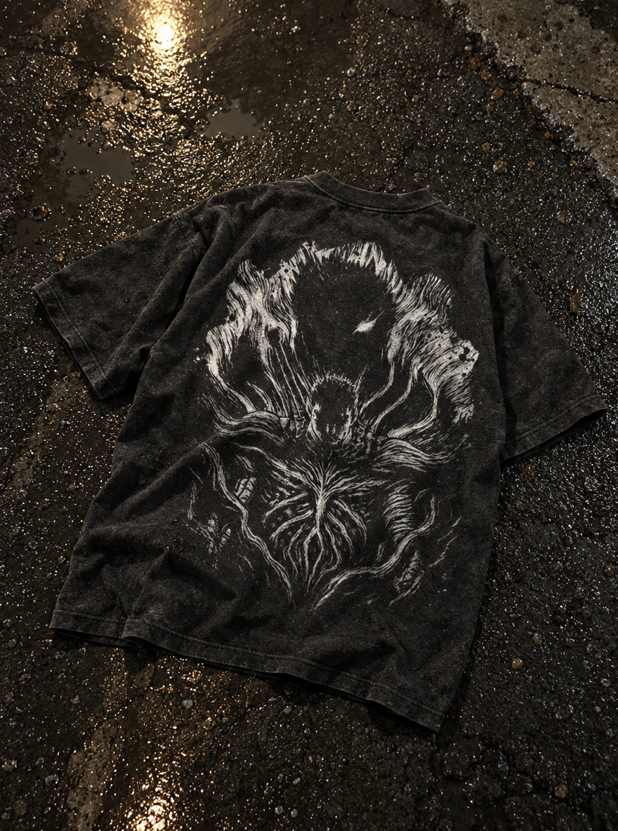 Looming Beast – T-Shirt – flat-lay | Berserk